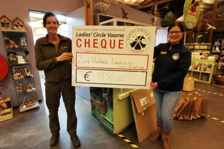 Uitreiking cheque €1550 aan Zuid-Hollands Landschap