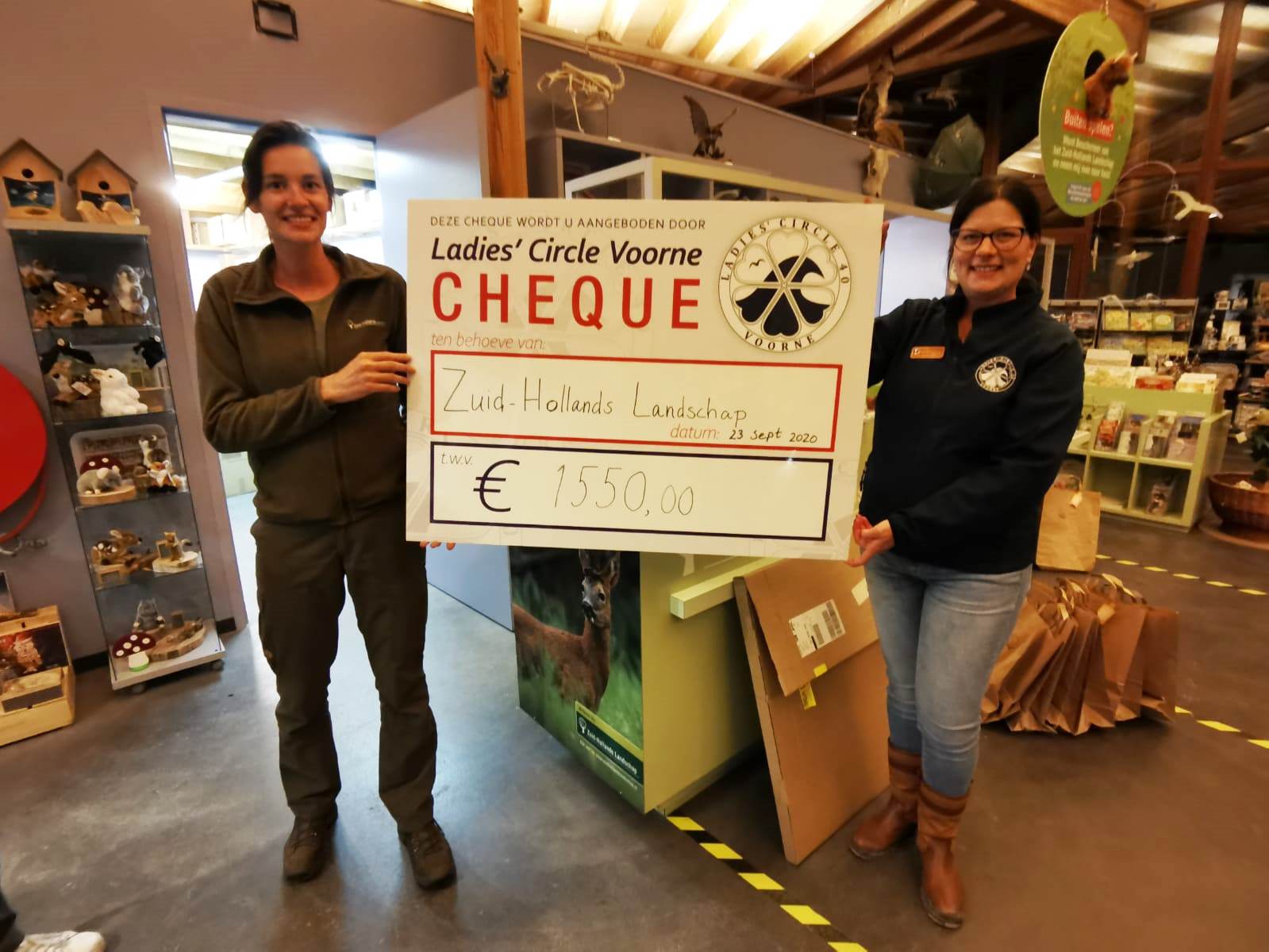 Uitreiking cheque €1550 aan Zuid-Hollands Landschap