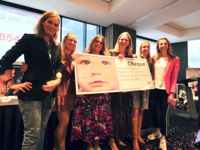 Cheque_uitreiking_Metakids_1